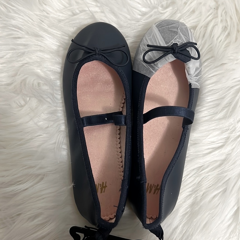 Girls ballet pumps made of imitation leather, satin lining, & with a elastic bow